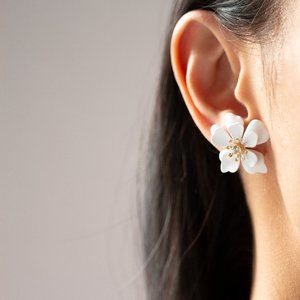 "Bloom Stud" White Flower Gold Earrings